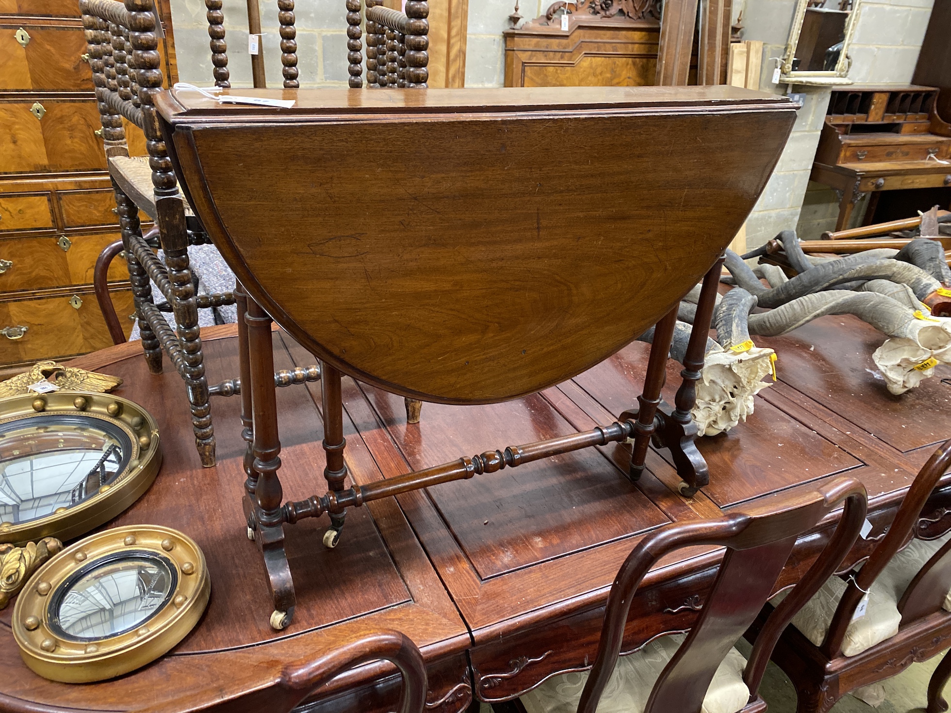 A Victorian mahogany Sutherland table, width 83cm, height 66cm